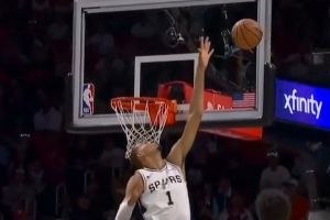 这怎么玩？小米切尔突破提前抛投 文班补防长舒猿臂直接摘帽！ 配图