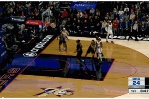 很难说没有情绪！麦凯恩面对老东家76人上场后连中两记三分！ 配图