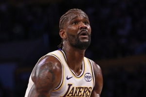 抗住压力！艾顿接球上篮被犯规 关键两罚全中反超活塞 配图