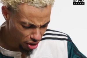 痛苦面具!埃基蒂克品尝利物浦当地食物表情逗乐大家:挺好吃的 配图