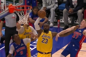 很拼！詹姆斯1抢4冲到前场篮板 随后补篮拿到2分继续追赶 配图