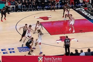 不在状态！谢泼德随意传球遭对手抢断 随后三分出手也不中 配图