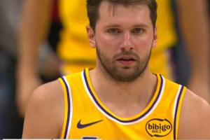 太难了！东契奇面对杜伦防守遮罩 强行转身高难度三分绝平不中 配图