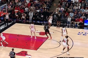 开张！小贾巴里·史密斯命中个人本场首记三分 助火箭反超公牛 配图