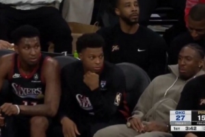 我们怎么失去他的？麦凯恩飚中三分 马克西在板凳席一脸生无可恋 配图