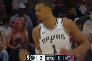 First blood！卡斯尔借掩护突破抛传 助飞文班轻松空接暴扣！ 配图