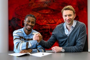 药厂总监谈与泰拉续约：他是场上关键贡献者，更衣室极其重要一员 配图