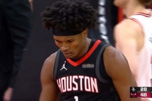 搞什么呢？小史密斯空位三分球不中&阿门快攻踩线失误 配图