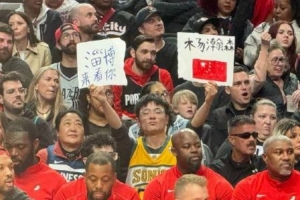 有淄博老乡来现场支持杨瀚森 高举国旗和写有后者名字的牌子 配图