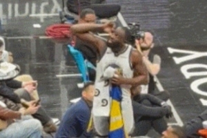 眯眼看冠军旗帜嘲讽老鹰球迷！追梦：他们闭嘴了 很难再冲我叫了 配图