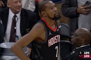 杜兰特关键时刻进攻犯规失误 乌度卡喷裁判被直接驱逐！比赛终结 配图