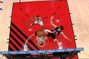 韦斯利第一个跑过来庆祝~杨瀚森内线一打二转身上篮 可惜加罚没进 配图