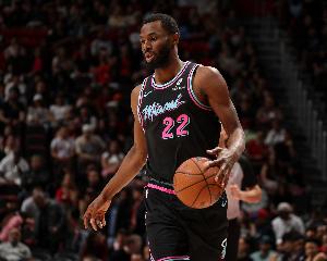 复出状态可以！维金斯半场5中4&三分2中1拿到9分3板2断1帽 配图