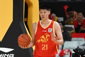 太猛了!胡金秋半场13分钟11中9高效砍下22分4板2断 次节独得18分 配图