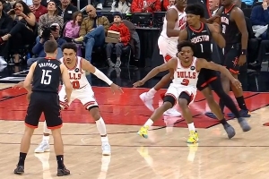 打急了！阿门跑位时击中塞克斯顿面部 被吹一级恶意犯规 配图