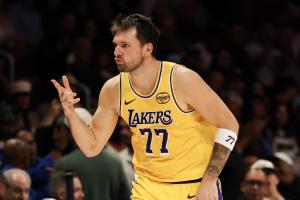 有些累了!东契奇空砍32分7板6助连续10场比赛30+ 三分绝平太难了 配图