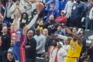 关键一手！詹姆斯最后发球被哈里斯碰到了 打乱了湖人的最后一攻 配图