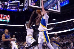 关山难越！班凯罗强攻篮下绝平遭封盖 魔术2分惜败 配图