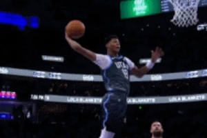 尽显少年天赋！贝利突入内线起飞 拉满弓完成大力劈扣 配图