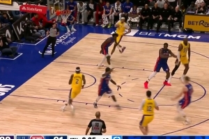 太帅了！詹姆斯不看人跳起击地炸传范德比尔特暴扣 配图