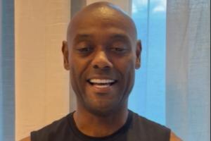 还认得出吗!41岁前鲁能外援勒夫宣布将退役,昔日脏辫如今成光头 配图