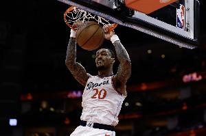 快船VS雄鹿:约翰·科林斯由大概率出战降级为出战成疑 配图