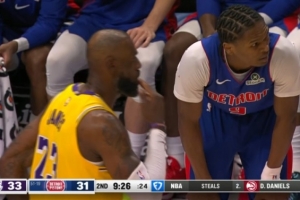 被抓了！詹姆斯掩护时撞倒防守 被吹掩护犯规 配图