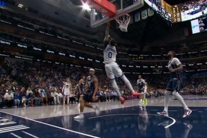 行云流水！梅尔顿送吊传 小佩顿反跑接球顺势起飞打中还要加罚 配图