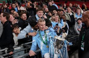 魔人无语了！哈兰德拿着奖杯与球迷合影，遭一男球迷强吻 配图