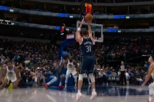 熟悉的感觉但他去对面了！克莱外线连中两记三分球 科尔迅速喊停 配图