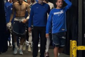 无缘季后赛+目睹穆迪重伤！侠队众将面无表情 低头沉默 扶额退场 配图