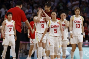 记者：24年女篮一大牌球员不坐球队大巴打商务车 随后有球员效仿 配图