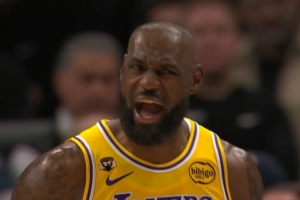 人到球到！詹姆斯快速直塞 东契奇反跑篮下接球轻松上空篮！ 配图