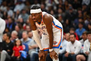 好坏参半！亚历山大打满首节6中4得8分填满数据栏 但也出现4失误 配图