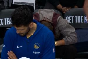 穆迪左膝重伤 库里痛苦抱头 随后低头似乎情绪崩溃了 配图