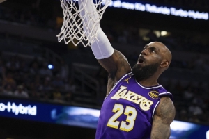 詹姆斯:最后一场客战要保持专注 知道大家想回家但还有工作要做 配图