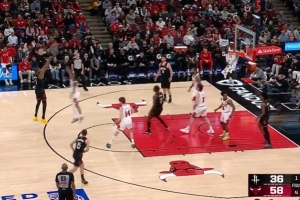 终于等到你！杜兰特弧顶命中球队首记三分后 谢泼德三分也开和 配图