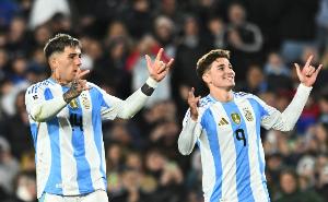 阿尔瓦雷斯:当然想照常踢欧美杯 老将们为国家队做出巨大贡献 配图