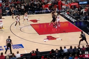 丢了魂？杜兰特首节连续出现失误 篮板球黄油手&传球找不到队友 配图