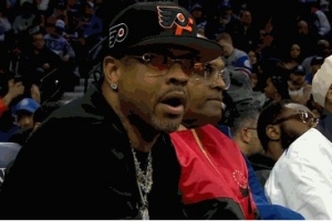 费城名宿！艾弗森在76人主场观战球队对阵雷霆比赛！ 配图