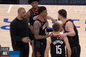 努力追！谢泼德强攻得手追到4分 随后申京集中起来喊话队友 配图