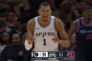 笑嘻了~瓦塞尔借掩护抛传助飞文班空接暴扣 马刺领先到28分！ 配图