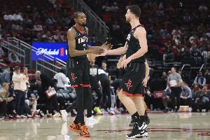 杜兰特+申京+阿门合计54中39得到96分 其余火箭队员38中10得28分 配图