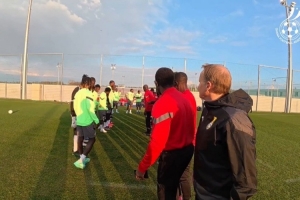 塞梅尼奥来到加纳国家队报到，队友们拍打仪式祝贺他夺冠 配图