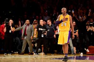 路威：科比巡演赛季本想大干一场 但打了10场后他意识到该结束了 配图