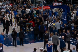 愿早日康复！穆迪重伤离场 独行侠勇士比赛被迫长时间中断 配图