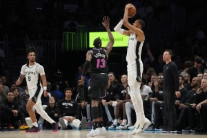 杨毅：224cm的文班亚马在三分线外这么准 这还让对手怎么防？ 配图