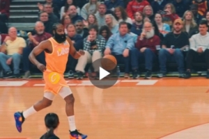 球迷此前:哈登本季还能扣吗?哈登晒今日赛季首扣:这球算不算? 配图