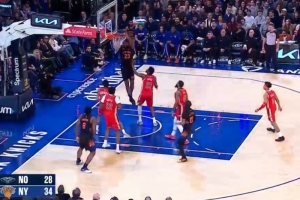 行云流水啊！阿努诺比传球克拉克森 后者不停球助飞米罗空接暴扣 配图