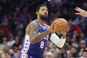 乔治:我膝盖情况不错已回归正常水准 已经准备好出战比赛了 配图